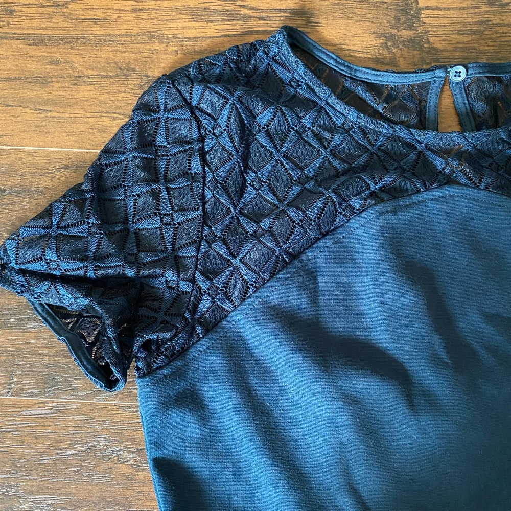 BANANA REPUBLIC • Lace Sleeve Short Dress
